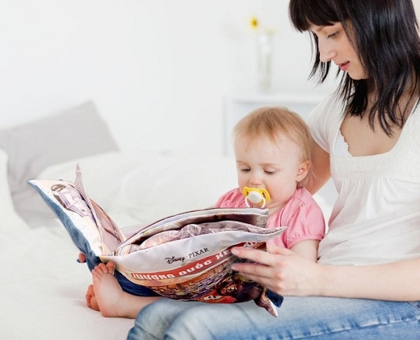 Cha mẹ có thể đọc cho bé nghe những câu chuyện từ cuốn sách vải mềm mại.