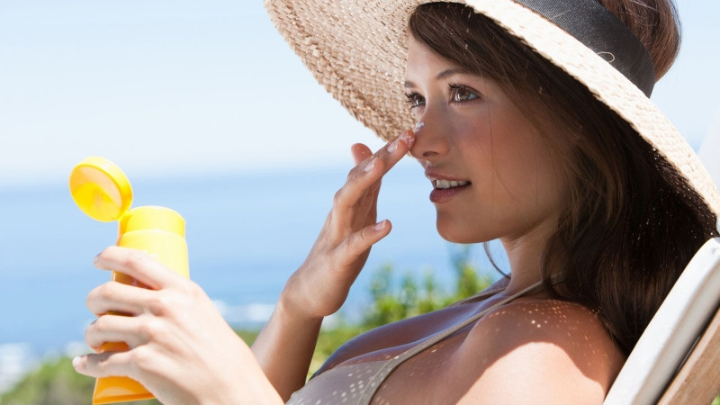 Dùng kem chống nắng là biện pháp bảo vệ da hữu hiệu nhất