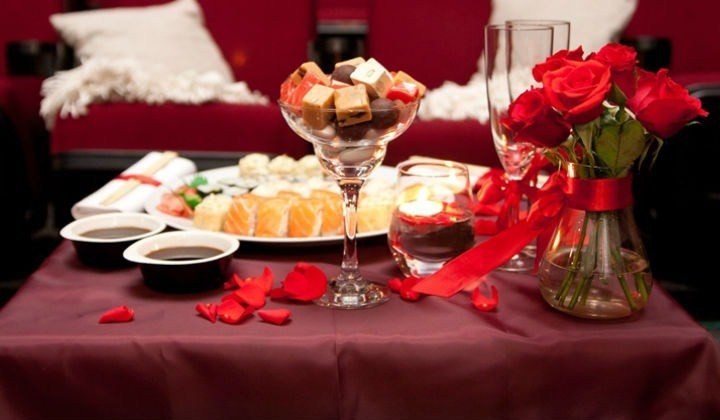 Một bữa tối tình nhân dành cho hai người sẽ là món quà tặng Vanlentine cho vợ vô cùng ý nghĩa.