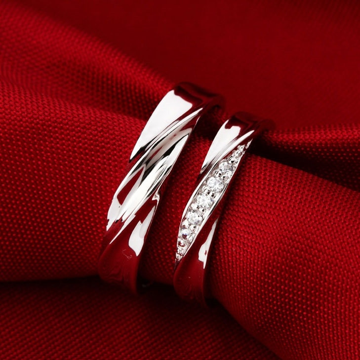 Với những chiếc nhẫn thiết kế đơn giản, dành riêng cho các cặp đôi, giá cả phải chăng hiện nay rất nhiều.