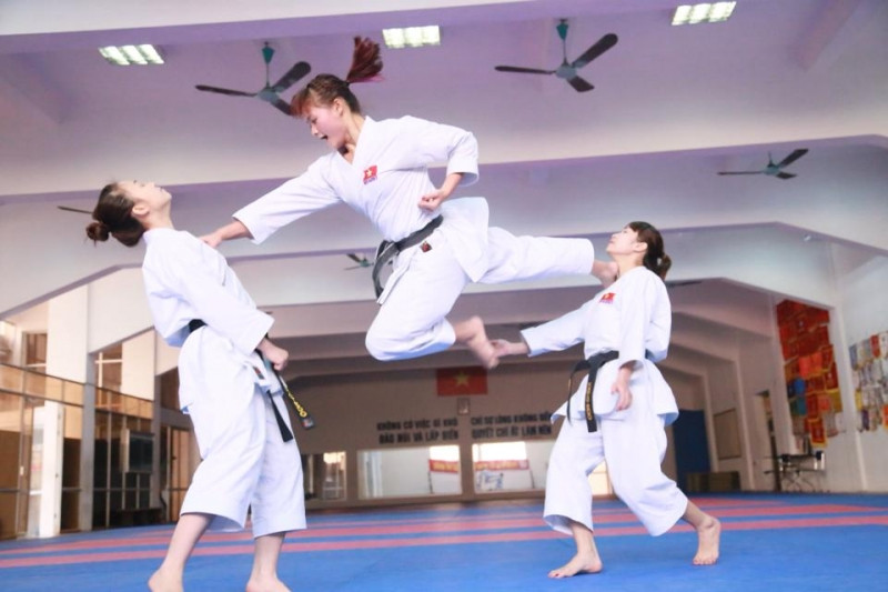 Luyện tập Karatedo để tăng cường khả năng tự vệ và sức khỏe cho mình.