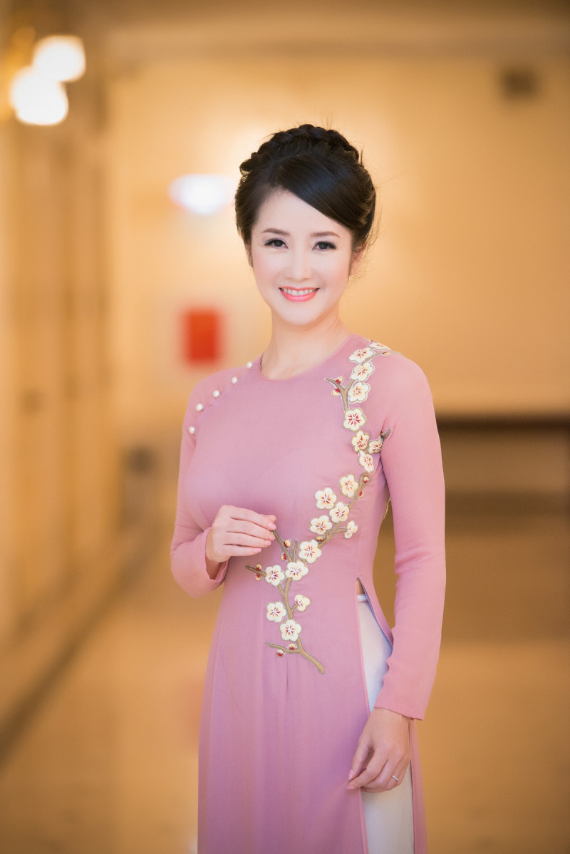 Ca sĩ Hồng Nhung với trang phục áo dài