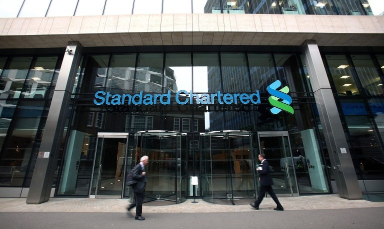 Standard Chartered có ba chi nhánh tại Hà Nội và TP. Hồ Chí Minh với khoảng 850 nhân viên