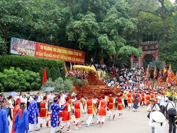 Rước kiệu tại lễ hội Đền Hùng