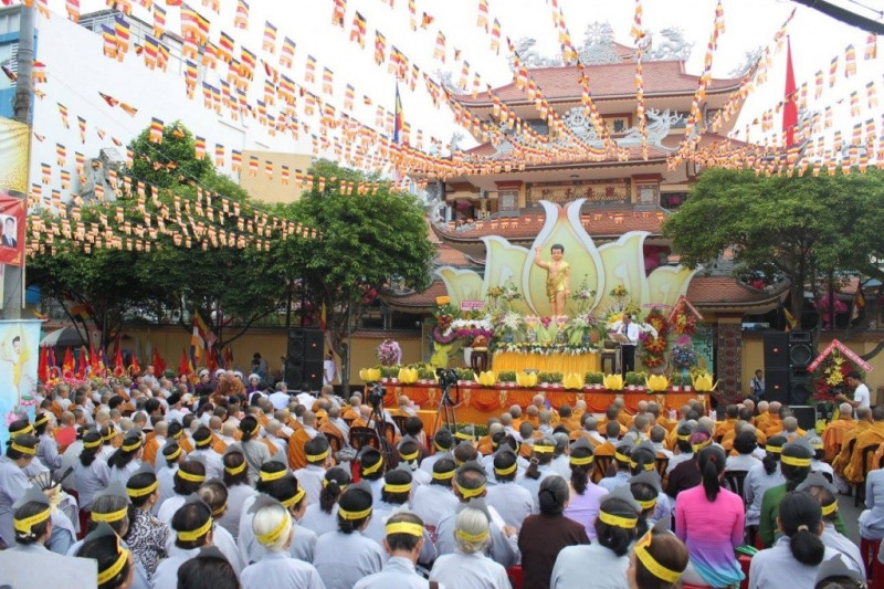 Đông đảo Phật tử tham gia lễ Phật Đản để cầu quốc thái dân an
