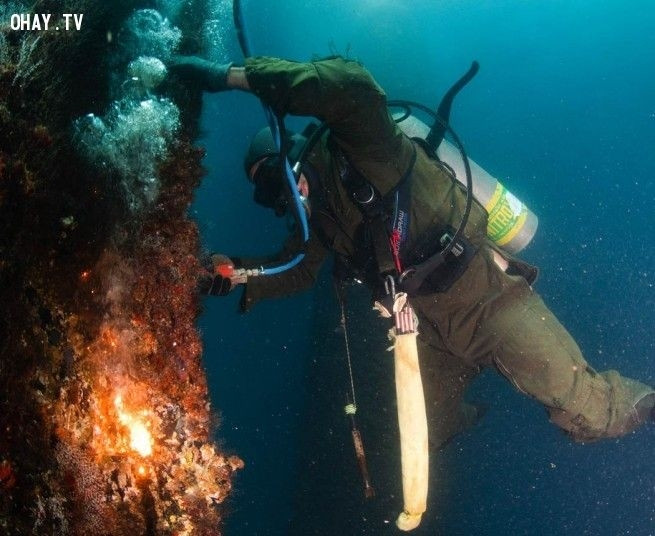 Người thợ hàn đang làm công việc nguy hiểm của mình