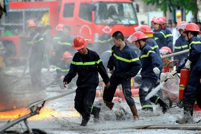 Dù ở bất cứ nơi đâu, nghề làm nhân viên cứu hỏa luôn phải đối mặt với nguy hiểm đến tính mạng