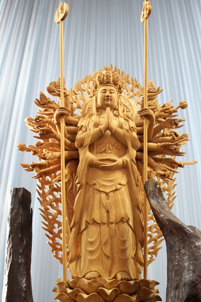 Nguyễn Hữu Thạo là được mệnh danh là nghệ nhân điêu khắc tượng gỗ bằng tay giá nửa tỷ ở Thành phố Hồ Chí Minh.