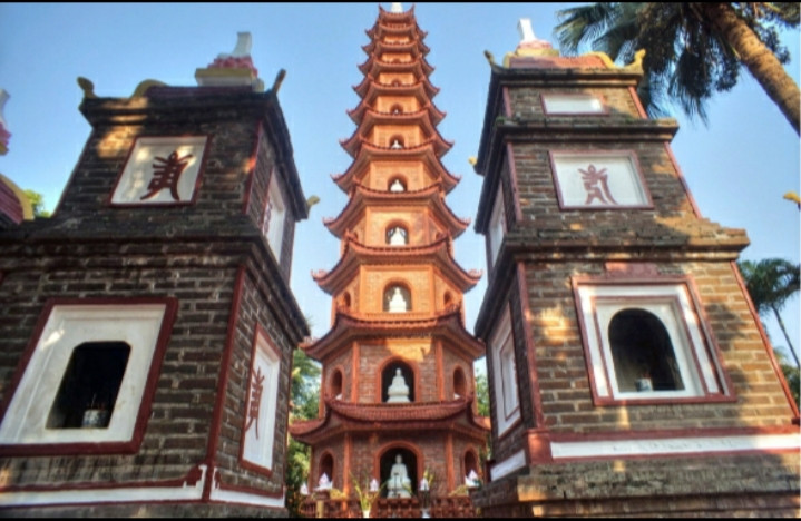 Tháp lục độ đài sen là công trình kiến trúc độc đáo trong di tích chùa Trấn Quốc