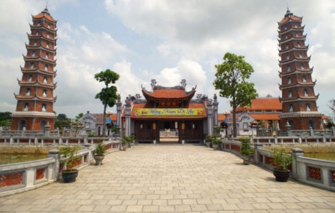 Tam quan nội của chùa Hoằng Phúc nằm sau cây cầu bắc qua hồ nước
