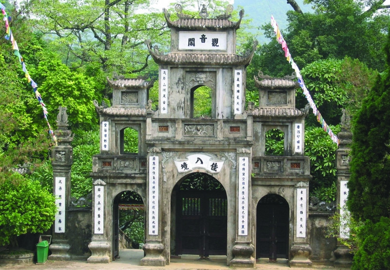 Vẻ đẹp cổ kính của chùa Hương