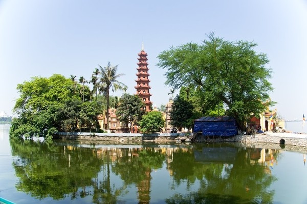 Toàn cảnh ngôi chùa Trấn Quốc trên Hồ Tây