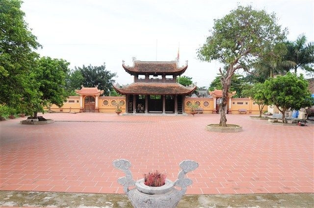 Sân ngôi chùa cổ Sùng Nghiêm Diên Thánh