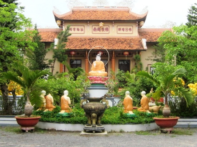 Sân chính chùa Thiên Bửu