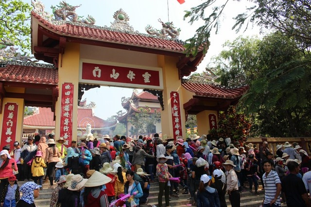 Người dân tấp nập về hội chùa Linh Phong