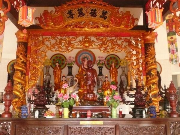 Bên trong Chánh điện là nơi thờ các vị Phật