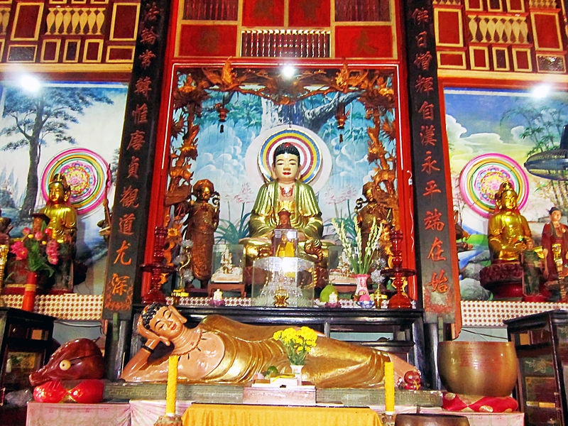 Bên trong chánh điện chùa Hội Linh
