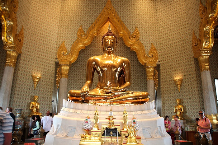 Pho tượng Phật vàng bên trong ngôi chùa