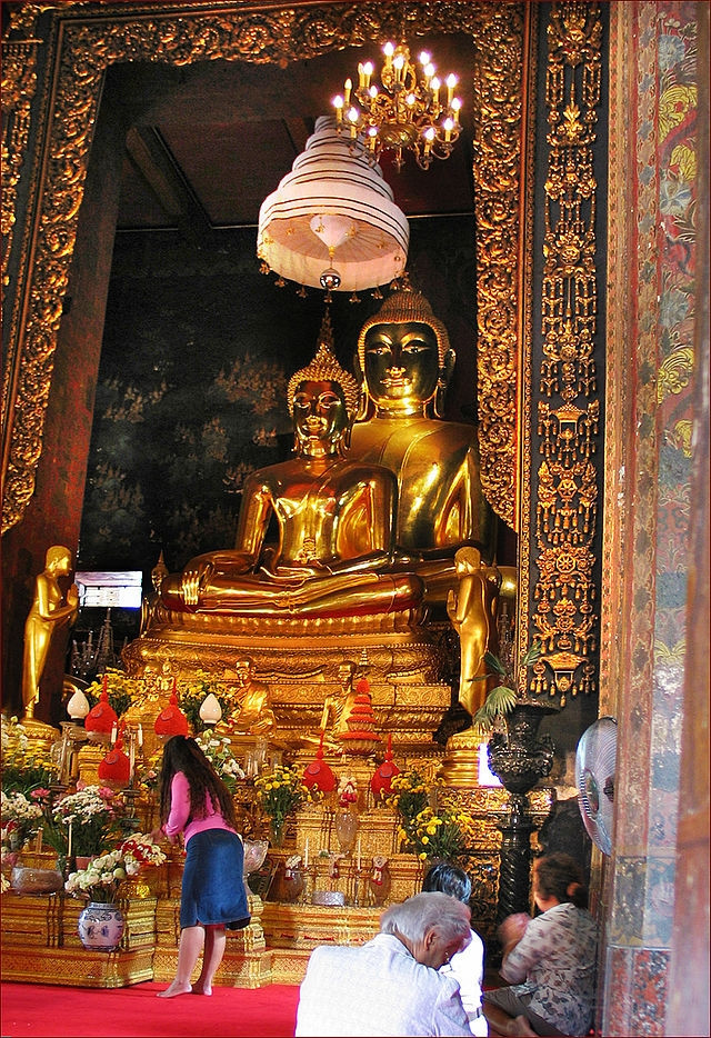 Một ban thờ trong ngôi chùa Wat Bowonniwet.