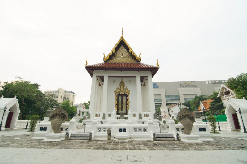 Chùa tọa lạc ở một trong những khu vực sầm uất nhất ở Bangkok.