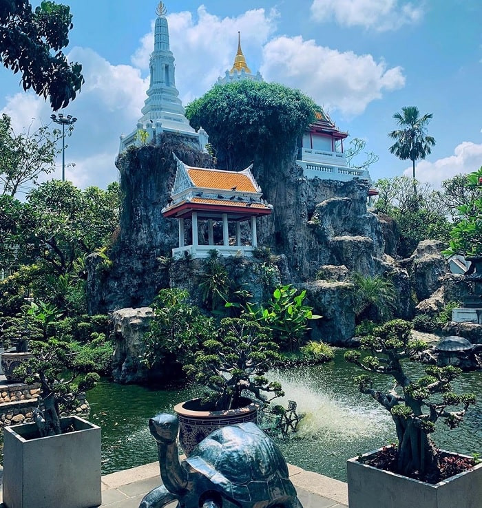 Khu vườn xanh mát quanh ngôi chùa