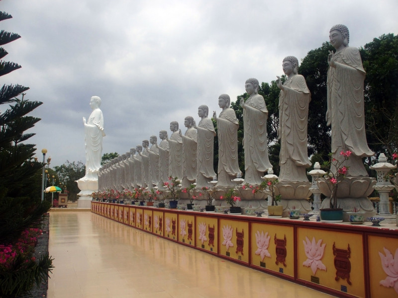 Khu vực cửu phẩm cực lạc với 48 tượng Phật A Di Đà