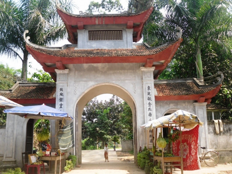 Cổng đền Đông Cuông