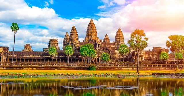 Di tích Angkor Wat nhìn từ xa.