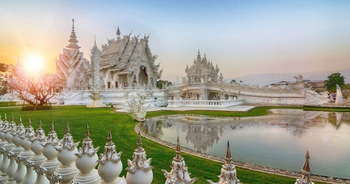 Màu trắng chủ đạo ở chùa Wat Rong Khun