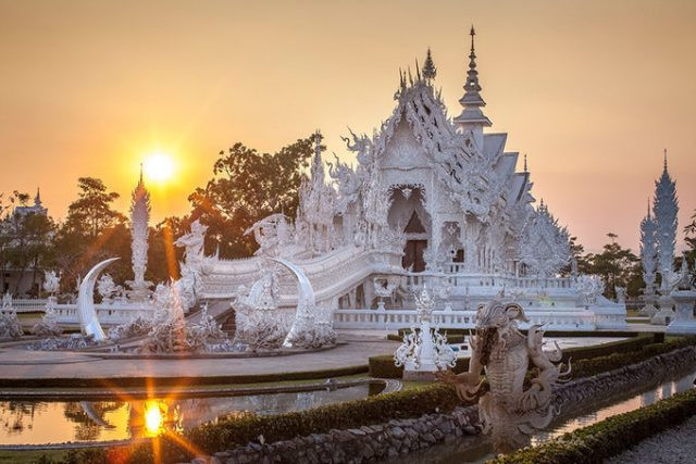 Hoàng hôn bên chùa Wat Rong Khun