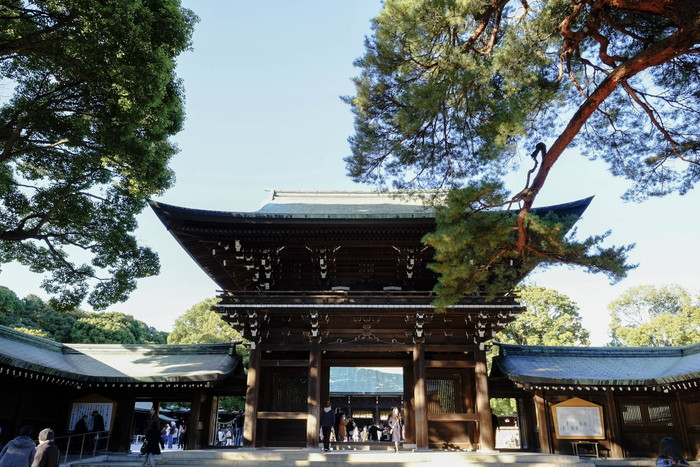 Đền thờ được xây dựng để tờ Thiên hoàng Meiji và hoàng hậu của ông