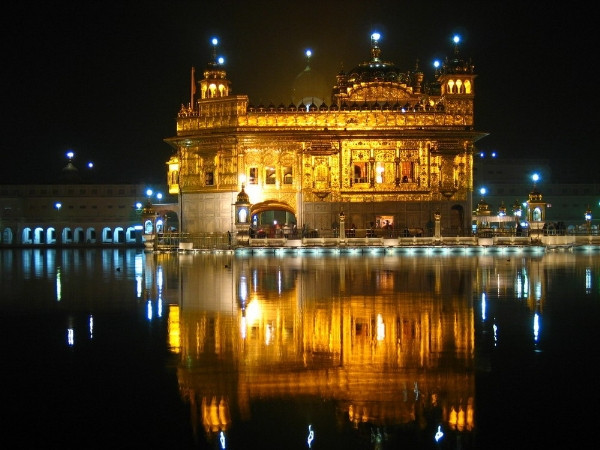 Đền Harmandir Sahib về đêm
