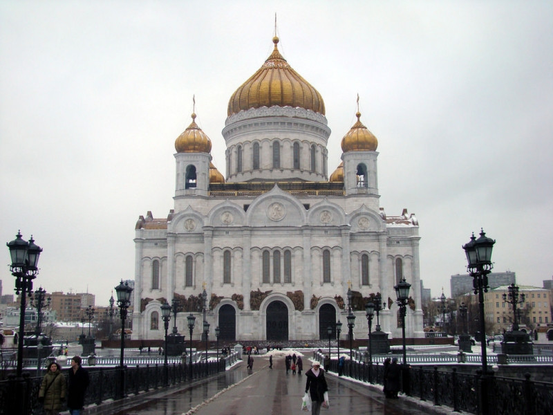 Nhà thờ mới của Chúa Kitô Đấng Cứu Thế nhìn từ cây cầu bắc qua sông Moskva