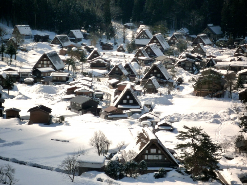 Tuyết phủ trắng những ngôi nhà trong Làng Shirakawa-go vào mùa đông