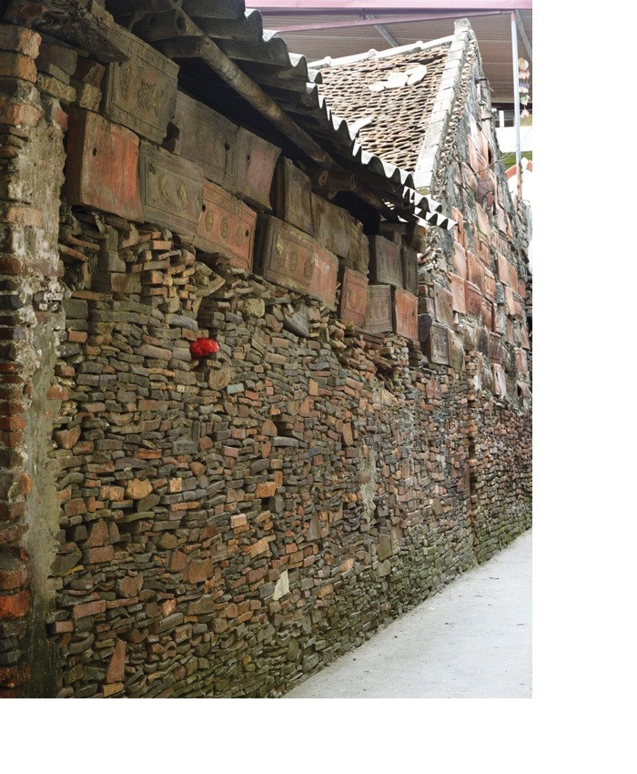 Các bức tường nhà của người dân ở làng Thổ Hà có đến vài ba chục 