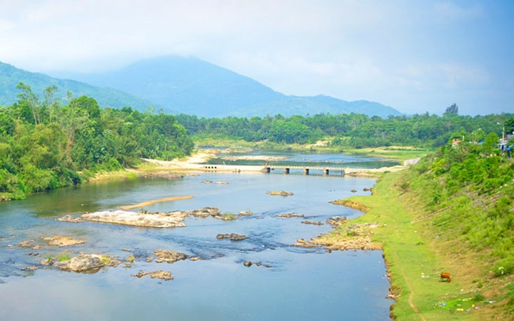 Dòng sông Tiên chảy ngược đầy thơ mộng dấy lên sự đồn thổi về 