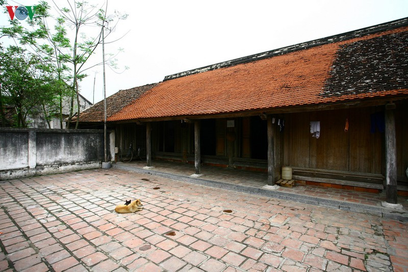 Ngôi nhà được làm chủ yếu bằng gỗ với 29 cột mái, mái nhà được làm bằng 16.000 viên ngói vảy cá