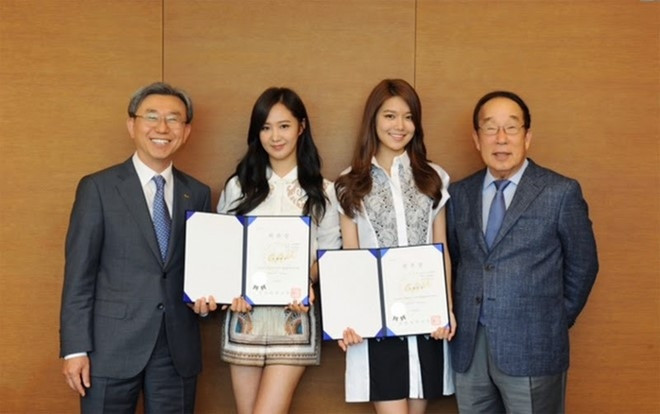 Yuri và Soo Young của SNSD là đại sứ của trường.