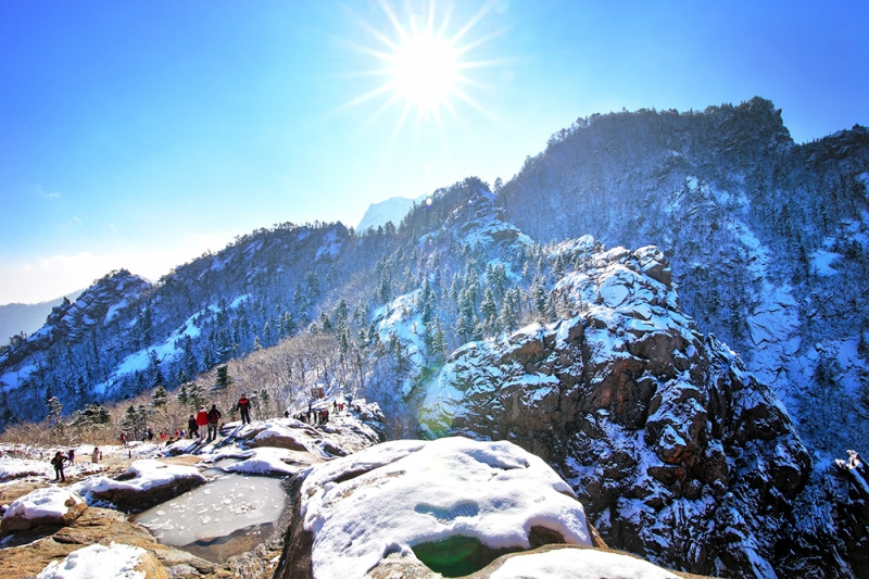 Cảnh đẹp hùng vĩ của núi Seoraksan được khoác trên mình chiếc áo tuyết trắng