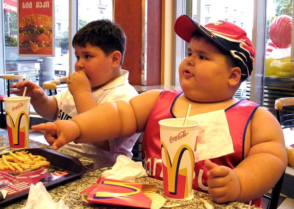 Đồ ăn nhanh làm tăng nguy cơ tiểu đường ở cả trẻ em