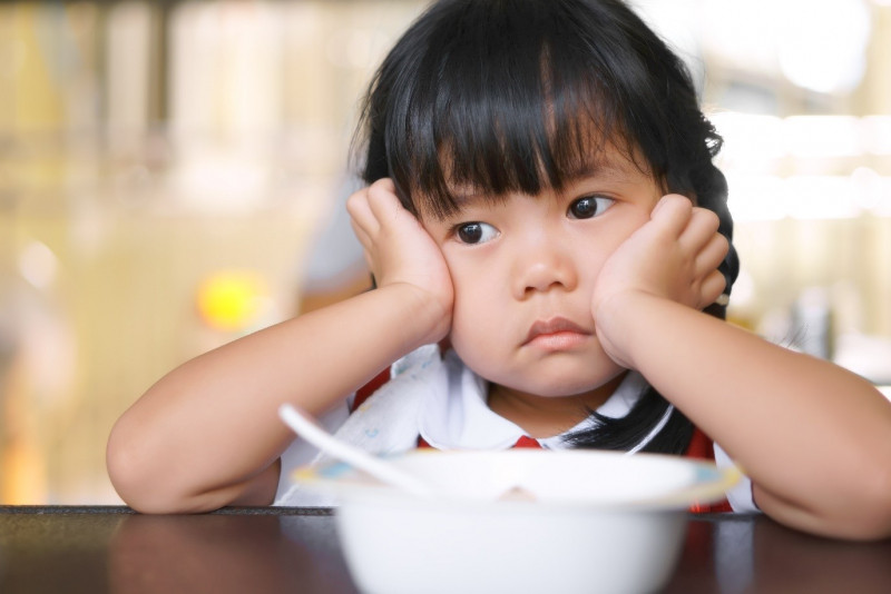 Con không tập trung là một trong những nguyên nhân khiến trẻ không muốn ăn