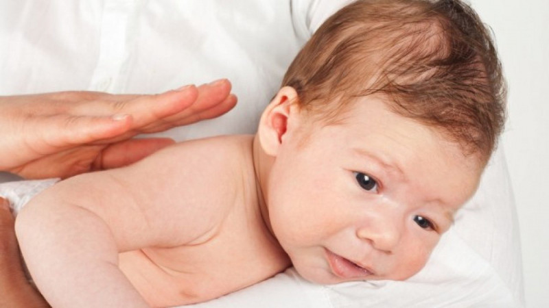 Thao tác vỗ lưng giúp bé ợ hơi, thải ra hết khí thừa trong dạ dày để bé cảm thấy dễ chịu hơn