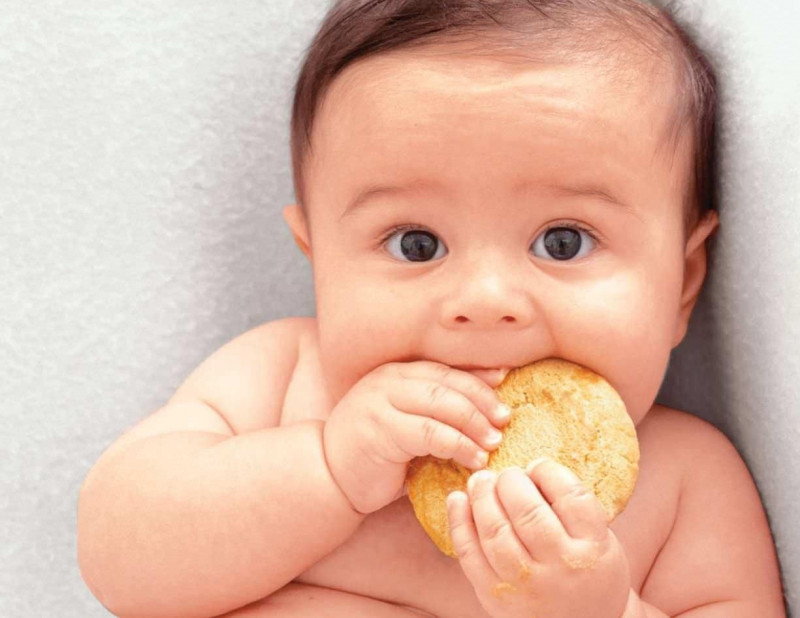 Tập dần cho bé ăn từ thức ăn loãng đến đặc để bé có thời gian thích ứng