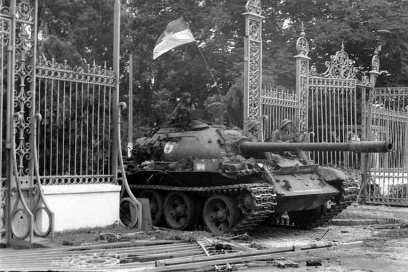 Phóng viên TTXVN Trần Mai Hưởng có mặt kịp thời và chụp được khoảnh khắc lịch sử xe tăng Quân giải phóng tiến vào Dinh Độc Lập, trưa 30/4/1975