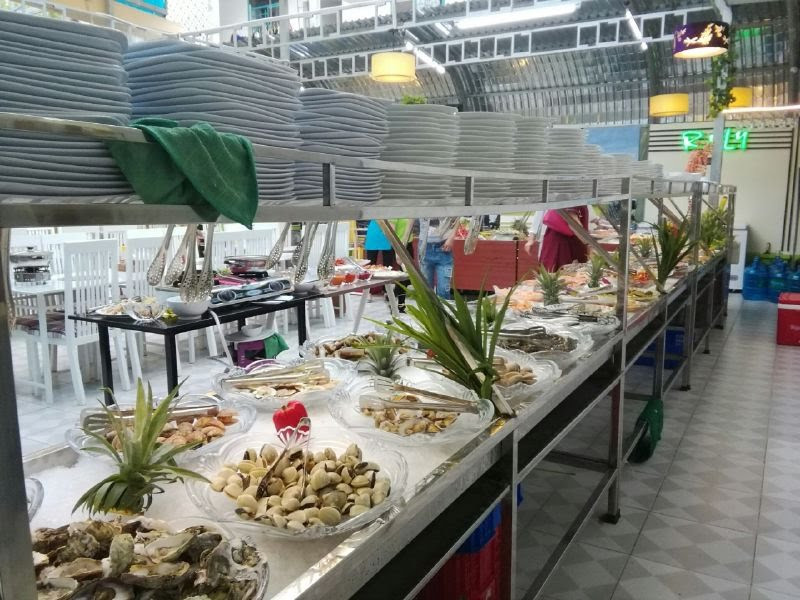 Đến với nhà hàng Buffet Roly, du khách sẽ được thỏa sức với đại tiệc hải sản đến từ những đầu bếp chuyên nghiệp