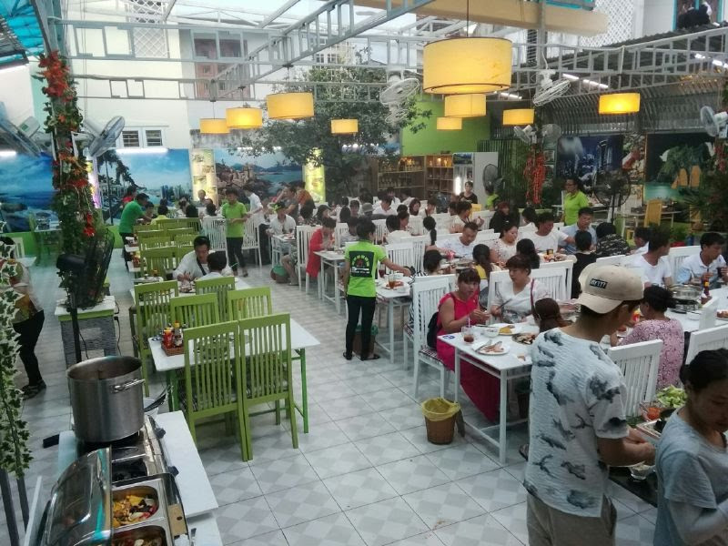 không gian độc đáo và thoáng đãng, nhà hàng Buffet Roly được thiết kế và bố trí giống một khu vườn nướng