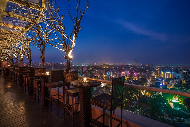The Rooftop Bar Hanoi mang vẻ đẹp tuyệt mỹ nhờ những đường nét sang trọng và tinh tế