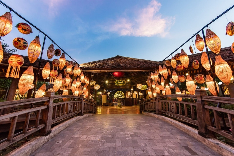 Không gian thiết kế của nhà hàng Sen Tây Hồ lấy cảm hứng từ hoa sen, hoa súng và kiến trúc cung đình xưa