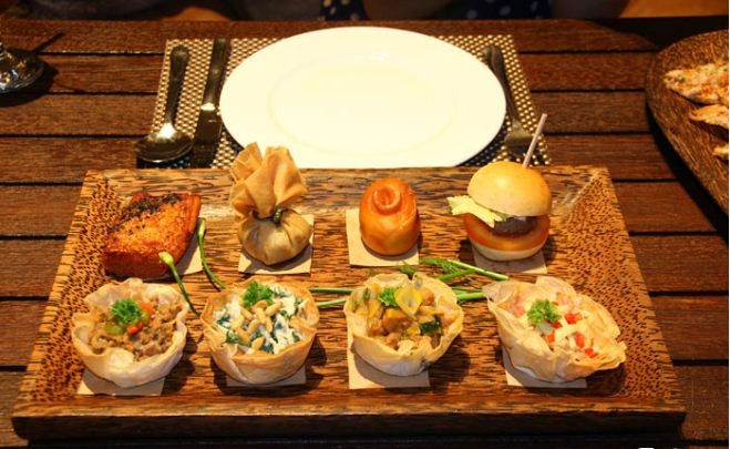 Platter tám loại với những phần ăn được sắp xếp đẹp mắt trên khay