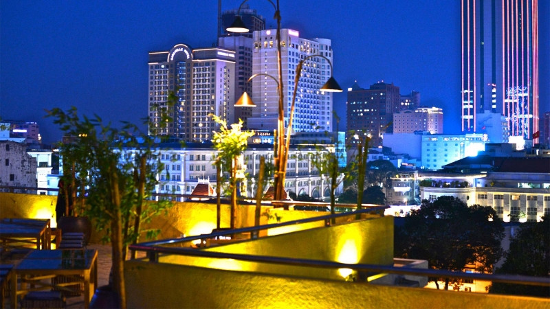 Một góc thành phố mang tên Bác nhìn từ tầng thương của nhà hàng Sài Gòn Grill